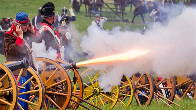 Ukázky bitvy na Chlumu u Hradce Králové se účastnilo čtyři sta vojáků, čtyřicet koní a dvacet děl (5. července 2014).