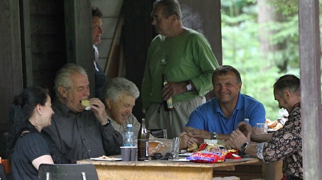 Milo Zeman se objevil na tradinm posezen pi pleitosti pochodu Kontrola pramenu eky Oslavy(6.ervence 2014).