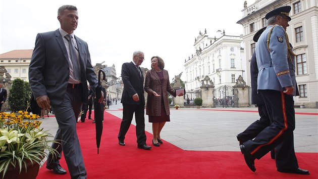 Prezident Milo Zeman pivtal na Praskm hrad nedvno zvolenho slovenskho prezidenta Andreje Kisku. Ceremonilu se astnila i Livie Klausov.