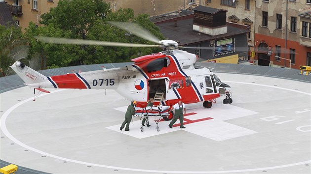 Vojensk zchransk vrtulnk Sokol otestoval nov heliport v arelu libereck nemocnice. Je teprve druh v zemi, kde me stroj o hmotnosti 6,5 tuny pistvat.