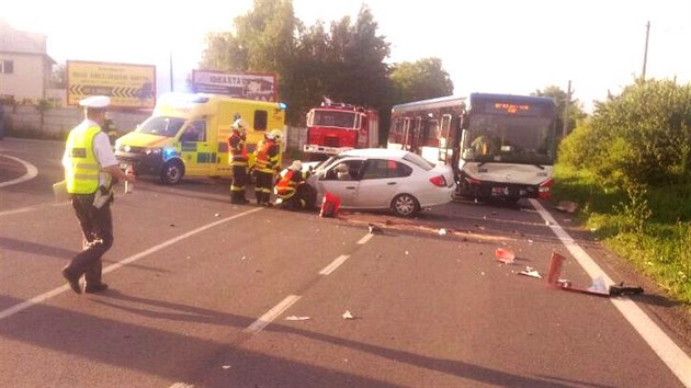 Nehoda osobnho auta s autobusem u Tmovky na Mlnicku (9. ervence 2014)