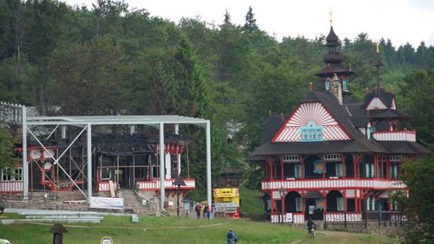 Vlevo vyhoel Libun, vpravo dal Jurkoviova tulna Mamnka. hrozilo, e plameny pesko i na ni. (21. ervna 2014)