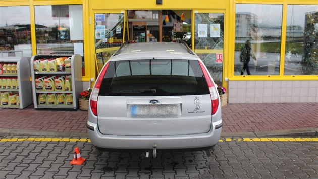 Ford se sten dostal a do prodejny erpac stanice, vz uvedla do pohybu neikovn spolujezdkyn.