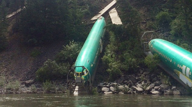 est trup letadel Boeing 737 bylo pokozeno pi nehod vlaku v americk Montan.