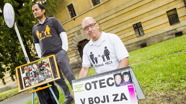 Dva cizinci tie protestuj ped Okresnm soudem v Hradci Krlov. Stdavou pi pro svoji dceru chce Antoni Miquel ze panlska (vpravo) i Fernando Burgos ze vdska. (1. 7. 2014)
