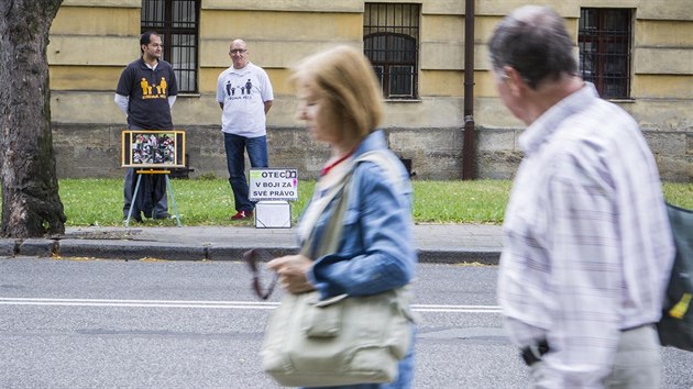 Dva cizinci tie protestuj ped Okresnm soudem v Hradci Krlov. Stdavou pi pro svoji dceru chce Antoni Miquel ze panlska (vpravo) i Fernando Burgos ze vdska. (1. 7. 2014)