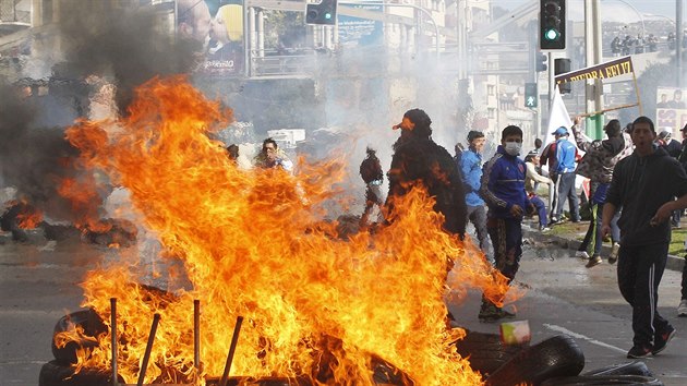 Stet policejnch tkoodnc se skupinou demonstrujcch ryb v chilskm pstavu Valparaso pinesl nejmn sedm zrannch. (2. ervence 2014)