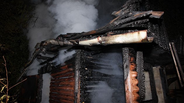 Uprosted les nedaleko Brumova-Bylnice vzplla devn chatka, poplen mu vyskoil oknem (1. ervence 2014).