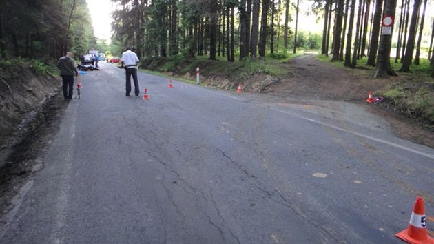 Srka motocyklu s cyklistou skonila na Trutnovsku netstm. Dvaaosmdestilet kola na mst zemel (3. ervence 2014).