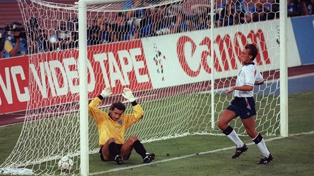 Anglický branká Peter Shilton (vlevo) v semifinále MS 1990 od nmeckého...