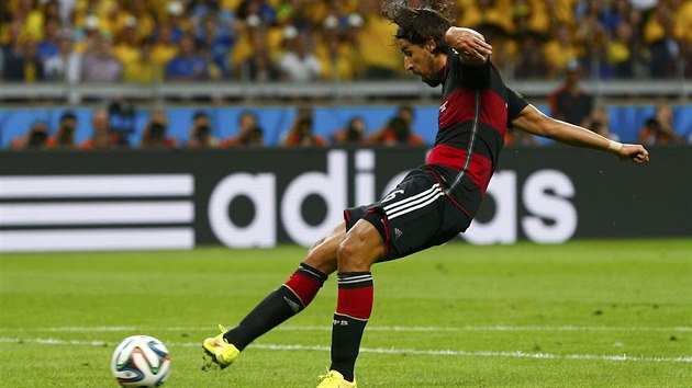 Nmeck zlonk Sammi Khedira stl v semifinle MS pt gl tmu do brazilsk st.