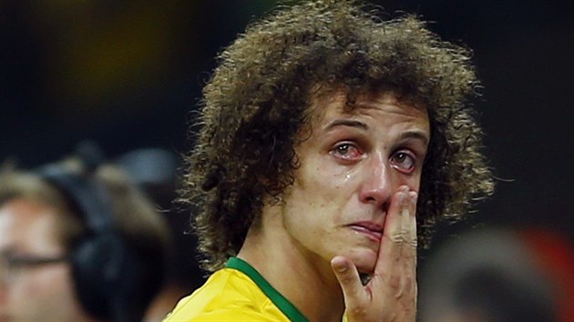 SLZY. Brazilsk kapitn pro semifinle s Nmeckem David Luiz opoutl scnu s plem. Brazlie podlehla 1:7.