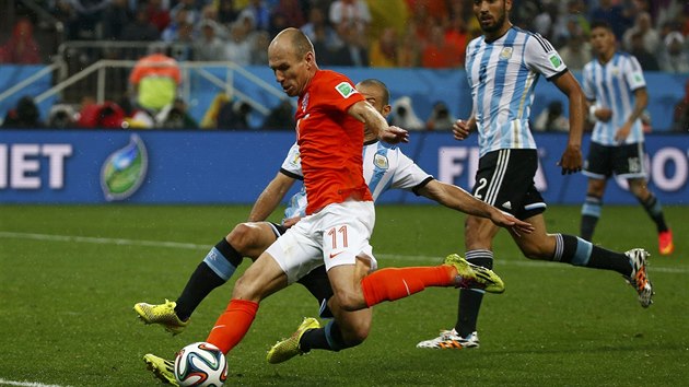 Nizozemsk zlonk Arjen Robben v nastaven semifinle MS ml proti Argentin velkou anci, ale Javier Mascherano mu v posledn chvli stelu zblokoval.