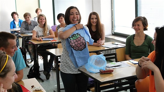 Malina dostala od svch spoluk ze 7.G pznan drek  triko s malinou. Mvme tu studenty na vmnn pobyt. Malina byla vjimen. Bezvadn se sila s kolektivem, nauila se esky, ekla editelka gymnzia Alice Bureov. Po przdninch tam zavtaj studenti z Jin Ameriky.