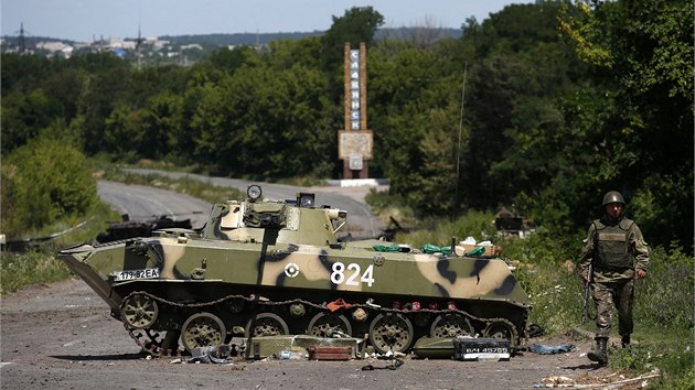 Pi cest ze Slavjansku se konvoj proruskch separatist dostal pod palbu ukrajinskch vldnch sil. Povstalci pili o nkolik obrnnch vozidel (5. ervence 2014)