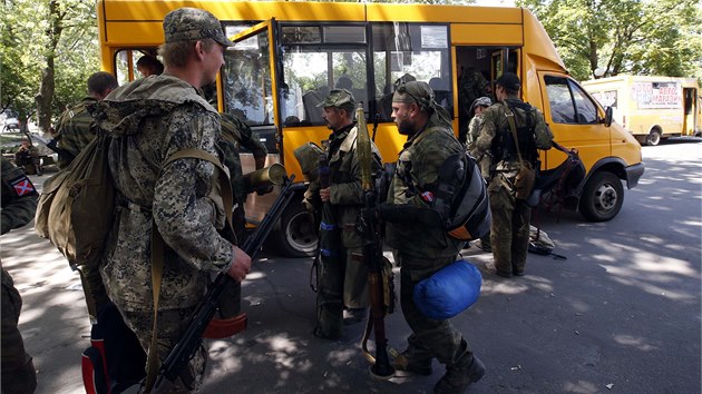 Prorut separatist po stupu ze Slavjansku opustili rovn sv pozice v Kramatorsku. Kolona povstaleckch autobus v sobotu vyrazila smrem k Doncku. (5. ervence 2014)