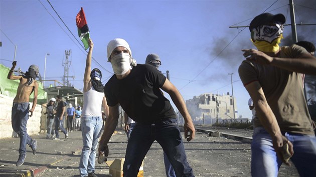 Palestinec hz kmeny na izraelsk policisty bhem pohbu chlapce unesenho z vchodnho Jeruzalma.