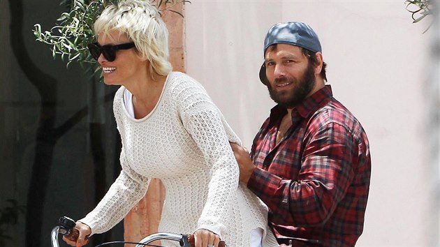 Pamela Andersonov a Rick Salomon jet v ervnu vypadali jako velmi zamilovan pr.