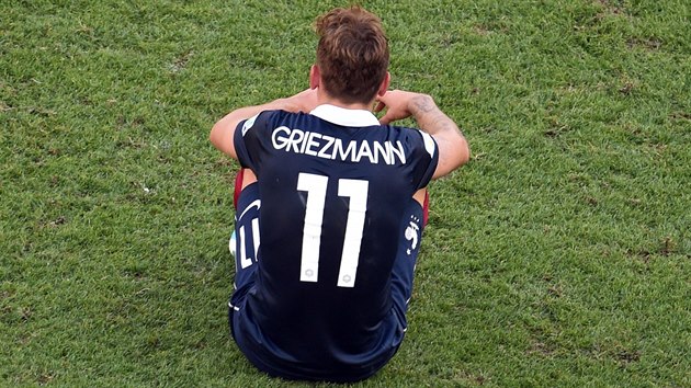 VELKÉ ZKLAMÁNÍ. Mladý fotbalista Antoine Griezmann proíval vyazení Francie...