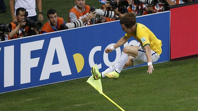 TAKOVOU MM RADOST. Brazilsk obrnce David Luiz oslavuje krsn gl z pmho kopu.