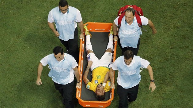 NA NOSTKCH. Pro Neymara skonilo tvrtfinle v nefotbalov pozici. Pr minut ped koncem stdal.