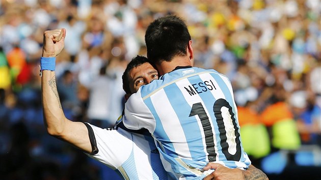 Argentinsk kapitn Lionel Messi gratuluje ngelovi di Marovi ke vstelenmu glu.