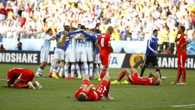 Zatmco argentint fotbalist slav postup do tvrtfinle mistrovstv svta, vcart fotbalist zklaman popadali na zem.