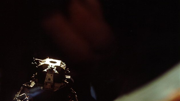 Lunární modul Apolla 10 nad Msícem (foceno z velitelského modulu)