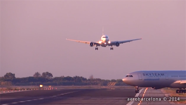 Rusk Boeing  767-500pistv na drhu 02, pes kterou prv pejd argentinsk Airbus A340-300