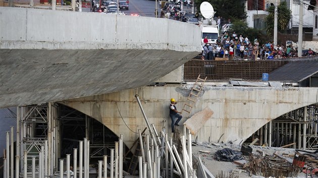 Rozsetavn nadjezd v Belo Horizonte nevydrel a zabil nkolik osob.