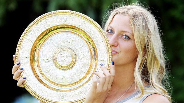 Petra Kvitov lb svou druhou wimbledonskou trofej.