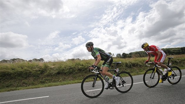 Thomas Voeckler (vlevo) a Louis Angel Mate Mardones se ve tvrt etap Tour de France vydali do niku.