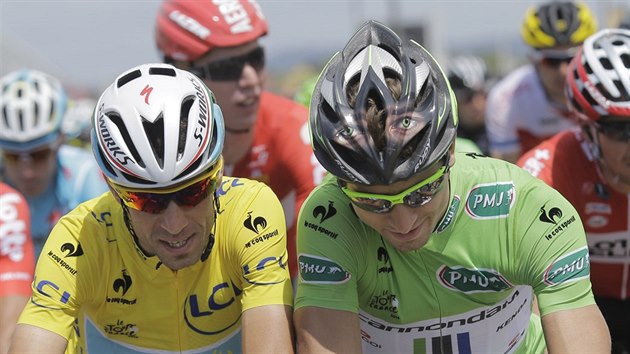 Vincenzo Nibali (ve lutm) a Peter Sagan (v zelenm) ped ostrm startem tvrt etapy Tour de France.