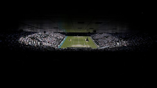 TENISOV CHRM. Centrln dvorec napjat sleduje semifinle Wimbledonu mezi Petrou Kvitovou a Luci afovou.