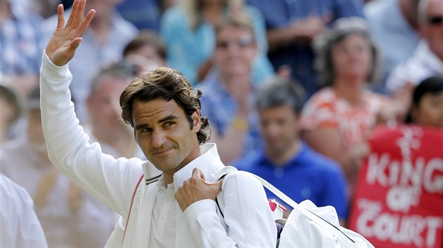 NASHLEDANOU NA FINLE! Roger Federer se lou s divky po vhe v semifinle Wimbledonu.