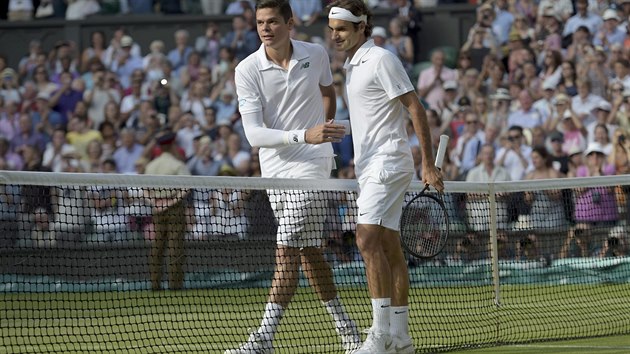 GRATULACE. Milos Raonic blahopeje Rogeru Federerovi k postupu do finle.