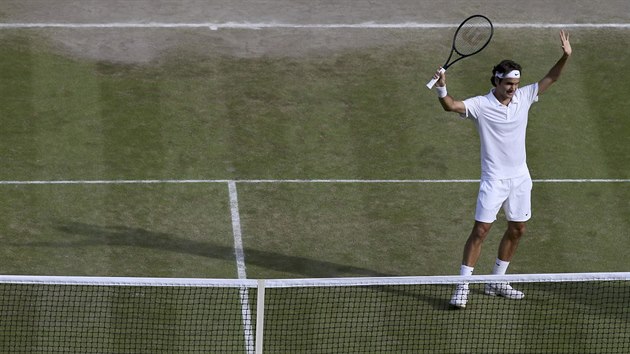 JSEM TAM! vcarsk tenista Roger Federer slav po dvou letech opt postup do finle Wimbledonu.