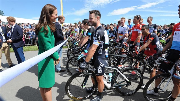VJIMEN VOD. Ped 1. etapou Tour de France rozmlouvala s cyklisty i Kate Middleton.