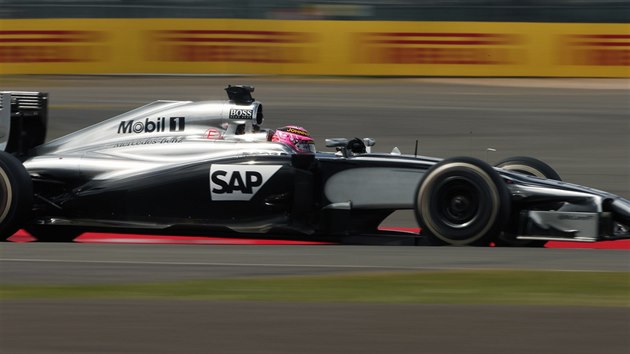 Pilot McLarenu Jenson Button zvod na domcm okruhu Silverstone.