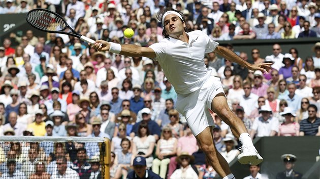 LÉTAJÍCÍ ROGER. výcarský tenista Roger Federer bojuje o dalí wimbledonský...