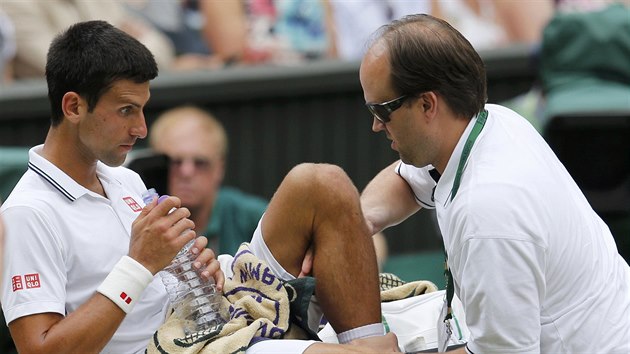Novak Djokovi si nechal v prbhu finle proti Rogeru Federerovi nkolikrt oetit zrannou nohu.