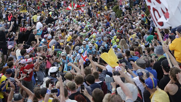 Cyklistick peloton se probj davem fanouk ve druh etap Tour de France z Yorku do Shefieldu. 