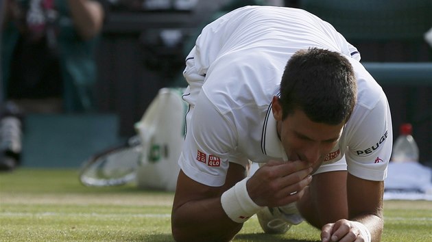 LAHDKA. Novak Djokovi po finlovm spchu ochutnv trvu z Wimbledonu. 