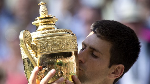 POLIBEK AMPIONA. Novak Djokovi okou, jak chutn trofej pro vtze Wimbledonu. 