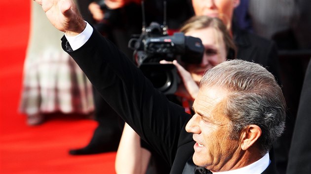 Mel Gibson se zdrav s fanouky na ervenm koberci (4. ervence 2014)