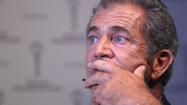 Mel Gibson usedl do kesla k Markovi Ebenovi pi naten specilnho dlu talkshow Na plovrn (5. ervence 2014).
