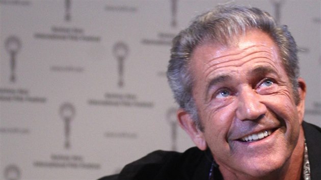 Mel Gibson usedl do kesla k Marku Ebenovi pi naten specilnho dlu talkshow Na plovrn (5. ervence 2014).