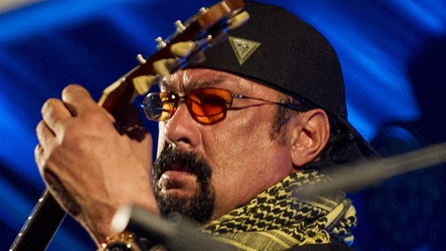 Steven Seagal na stee Red Bull Tour Busu na Rock for People 2014.