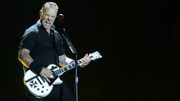James Hetfield z americk metalov skupiny Metallica, kter v prtri mraen vystoupila 8. ervence v Praze na festivalu Aerodrome.