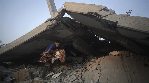 Palestinci se sna zachrnit majetek z dom zniench izrelskmi raketami (Gaza, 8. ervence 2014).